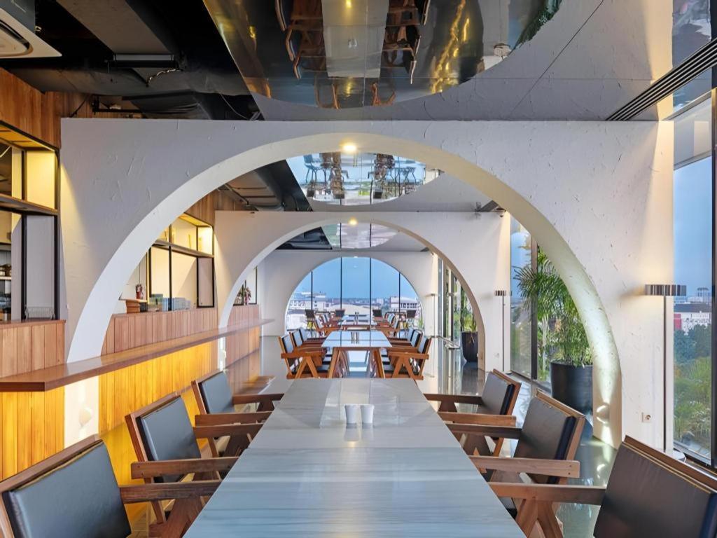 อาร์โทเทล สวีท เบียนตี ยอกยาการ์ตา Hotel ภายนอก รูปภาพ
